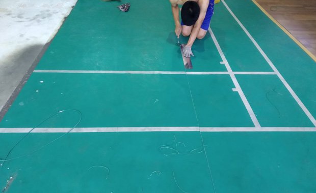 Thi Công Sơn Sân Cầu Lông Trong Nhà